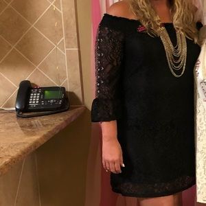 Black lace off the shoulder w/details!!